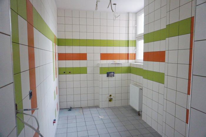 Na zdjęciu widoczna wyremonowana łazienka żłobka z kolorowymi elementami na ścianie